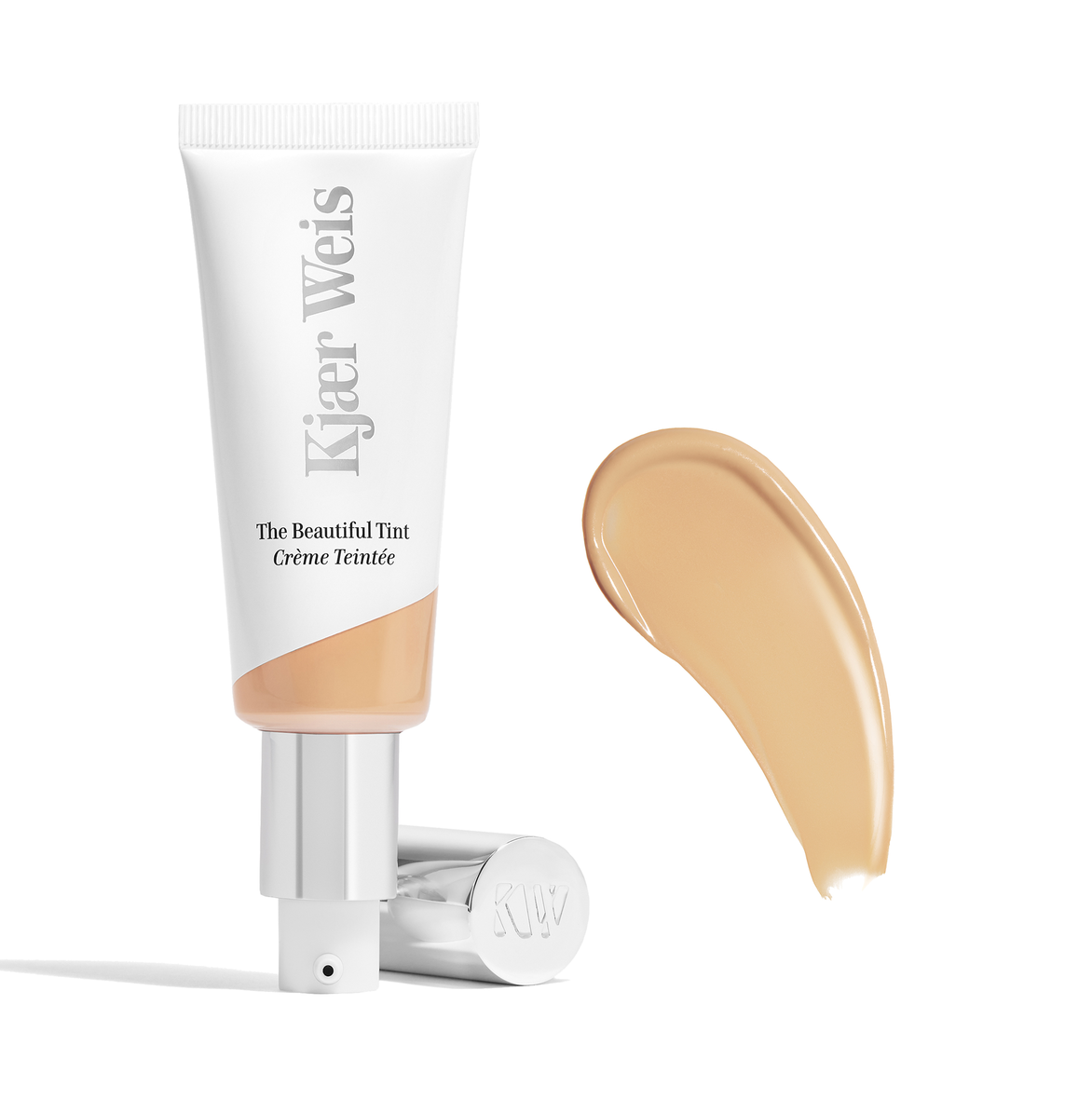 Kjaer Weis The Beautiful Tint Fair 5 – weiße Tube mit silbernem Pumpverschluss, weißer Hintergrund – getönte Creme