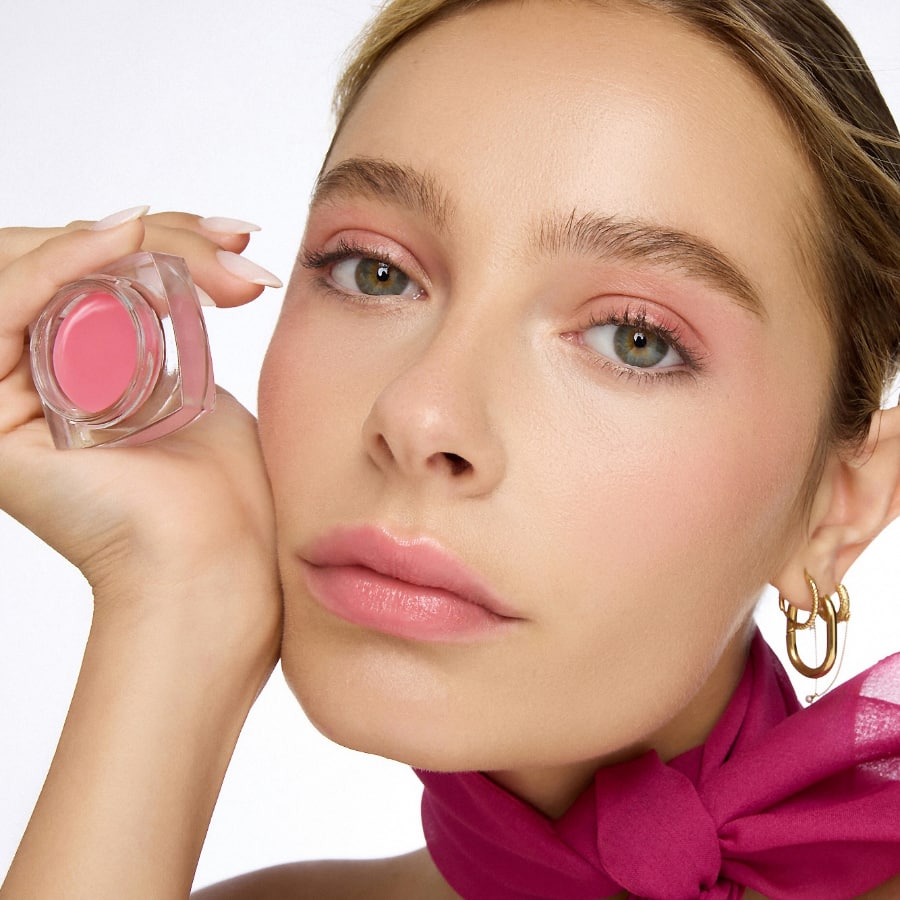 Le Baume Teinté Lips – rosafarbener Lippenbalsam in quadratischem Glas, weißer Hintergrund – Lippenpflege
