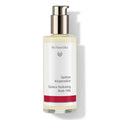 Dr. Hauschka Quitten Körpermilch – durchsichtige Flasche mit Pumpspender, weiß-rotes Etikett, weißer Hintergrund – Körperpflege