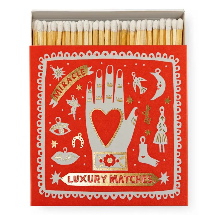 Miracle Luxury Matches – rote Schachtel mit silbernen Motiven, weißem Hintergrund – Dekoartikel