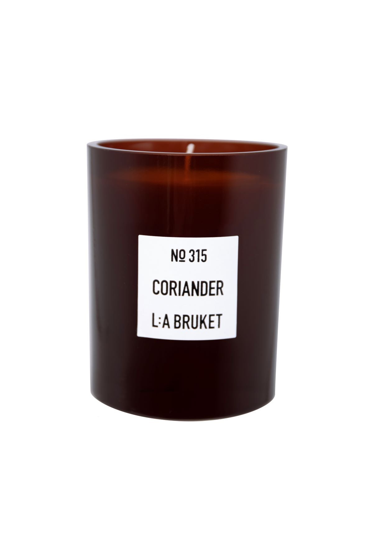 L:A Bruket No. 315 Kerze Koriander – braunes Glas, weißes Etikett, 260g, weißer Hintergrund – Duftkerze