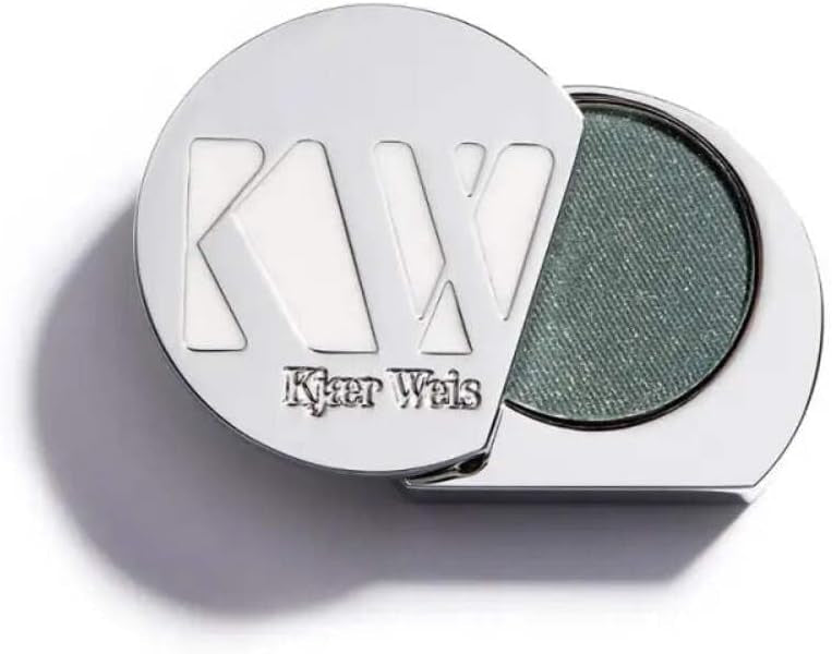 Kjaer Weis Lidschatten Nachfüllung in silberner Metallverpackung, geöffnet, Farbe Dunkelgrün.