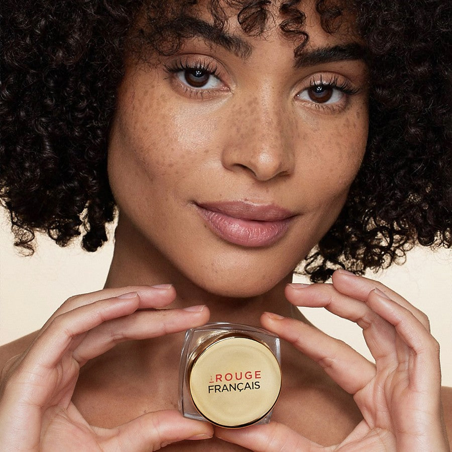 La Poudre Compacte Aitutaki von Le Rouge Français – quadratische Dose mit goldfarbenem Deckel, beige Hintergrund – Make-up