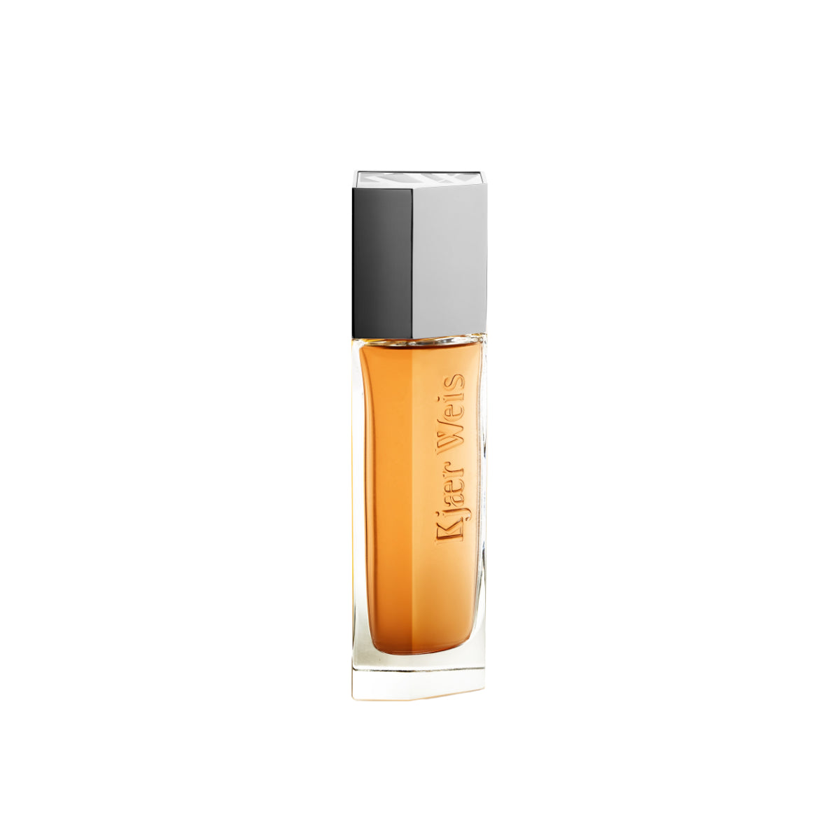 Kjaer Weis Toner Nachfüllflasche – transparente Glasflasche mit orangefarbenem Inhalt, silber-schwarzer Kappe, weißem Hintergrund – Hautpflege