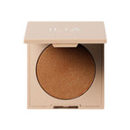 ILIA Daylite Highlighting Powder – beige Puderdose, goldener Glanz, weißer Hintergrund – Make-up