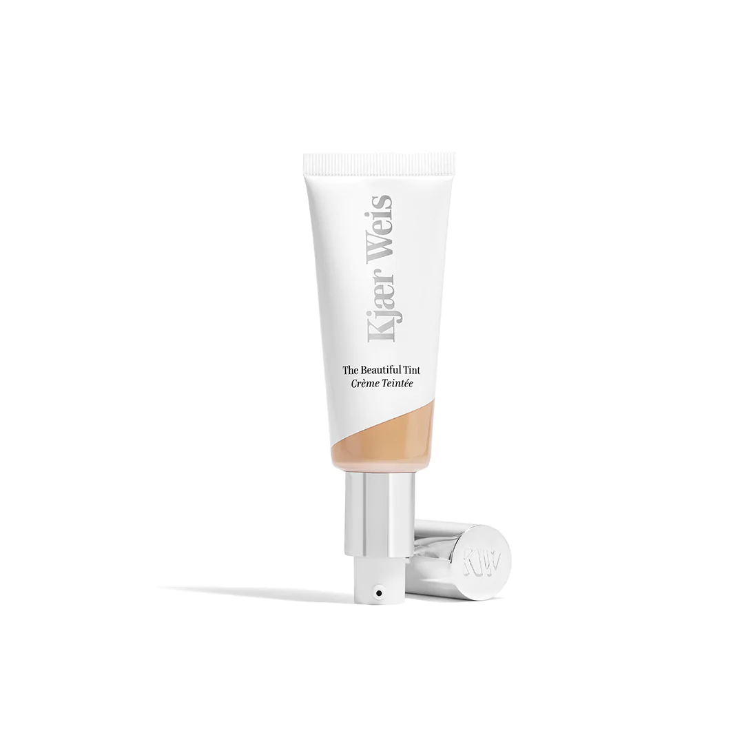 Kjaer Weis The Beautiful Tint – weiße Tube mit silbernem Pumpverschluss, weißer Hintergrund – getönte Creme