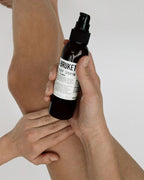 A BRUKET No. 290 Firming Body Serum – dark glass bottle 120ml, black spray pump, white background – skin care