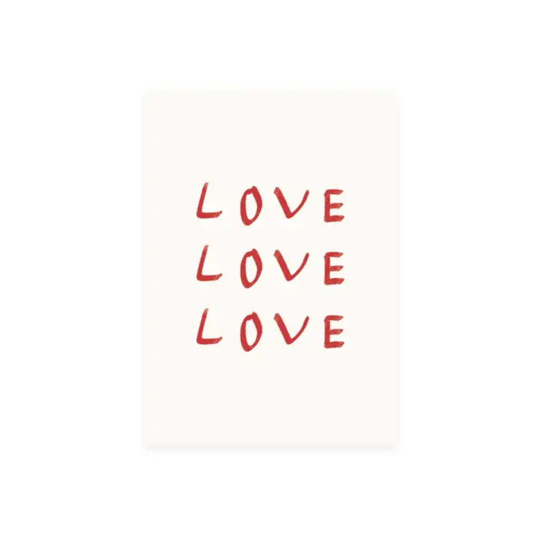 Postkarte Love – cremefarbene Karte mit rotem Schriftzug, weißer Hintergrund – Geschenkidee