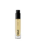 Abel Cyan Nori Eau de Parfum – transparente Glasflasche 6ml, schwarzer Sprühkopf, weißer Hintergrund – Parfüm