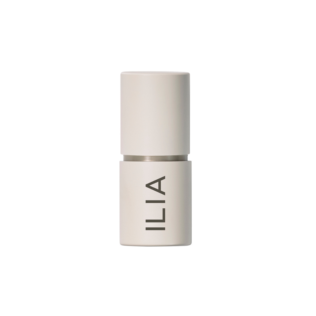 ILIA Multi-Stick – cremefarbener Stift mit silbernem Ring, weißem Hintergrund – Make-up