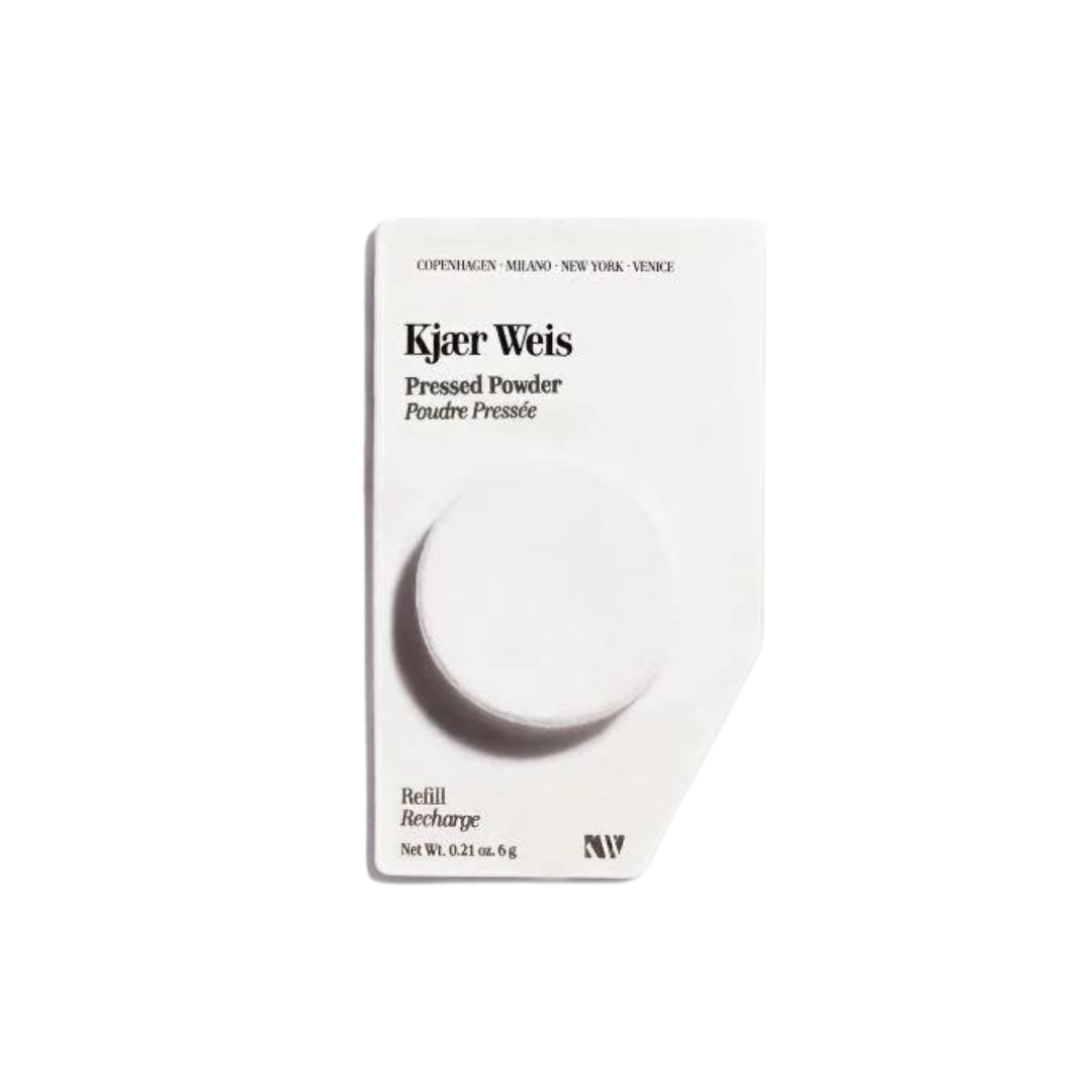 Kjaer Weis Pressed Powder Nachfüllung – weißes Refill 6g, minimalistisches Design auf weißem Hintergrund – Make-up