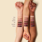The Necessary Eyeshadow Palette – Swatches auf drei Hauttönen, beige Hintergrund – Augenmake-up
