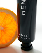 HEN Citrus Luxury Hand Cream – schwarze Tube mit schwarzem Schraubdeckel, weißer Hintergrund – Handpflege