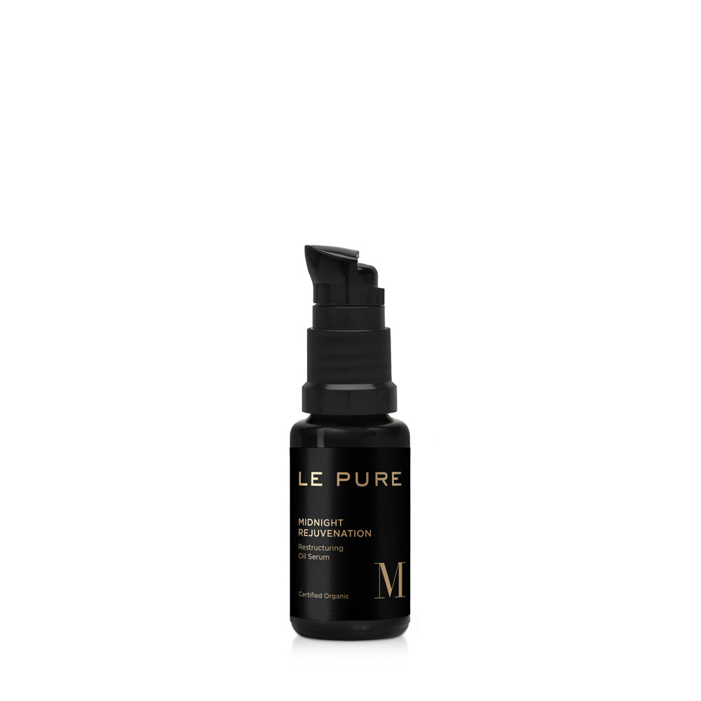 LE PURE Midnight Rejuvenation – schwarze Glasflasche 15ml mit Pumpverschluss, weißer Hintergrund – Hautpflege