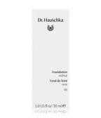 Dr. Hauschka Foundation 06 Walnut – weißes Kartonpaket 30 ml, schlichter Hintergrund – Make-up