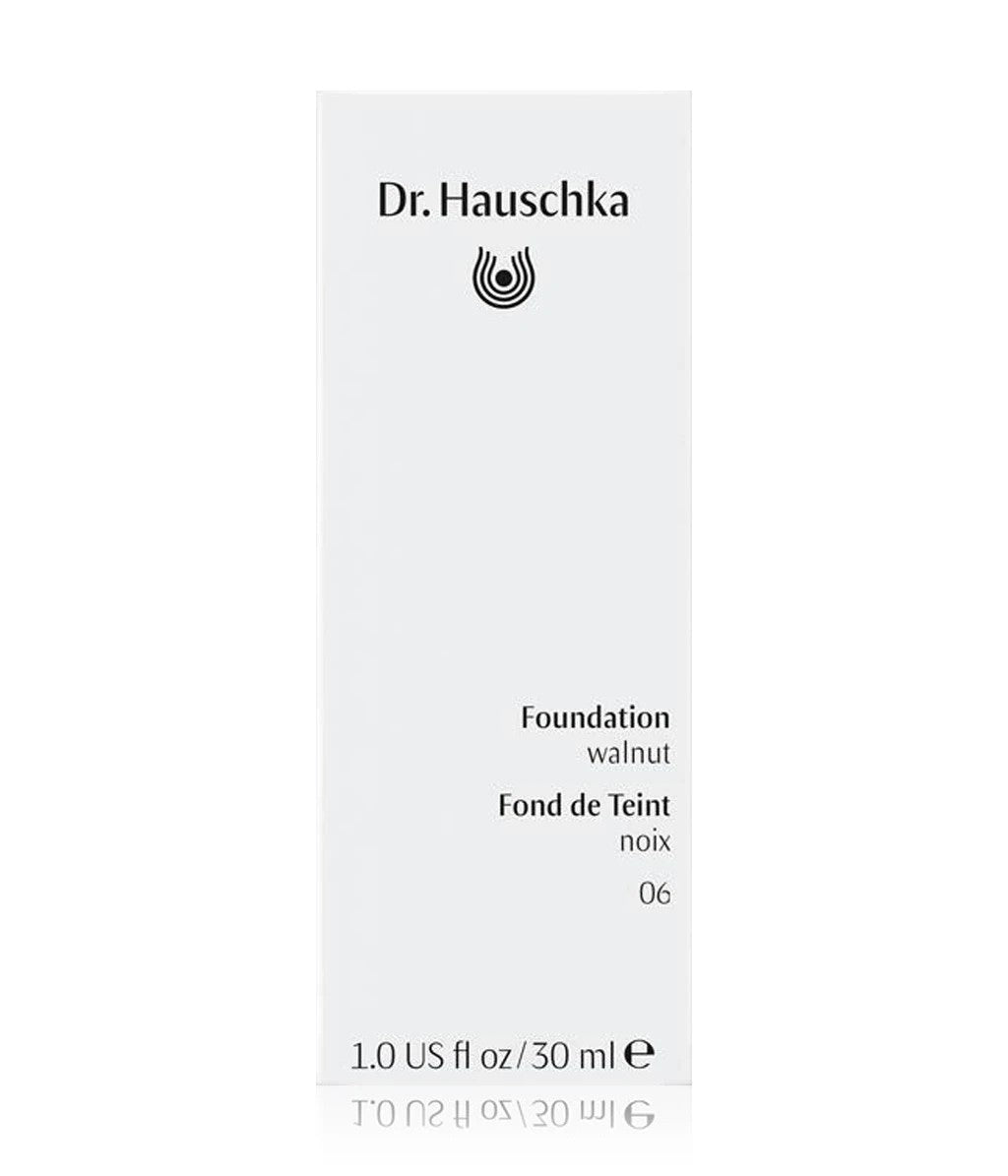 Dr. Hauschka Foundation 06 Walnut – weißes Kartonpaket 30 ml, schlichter Hintergrund – Make-up