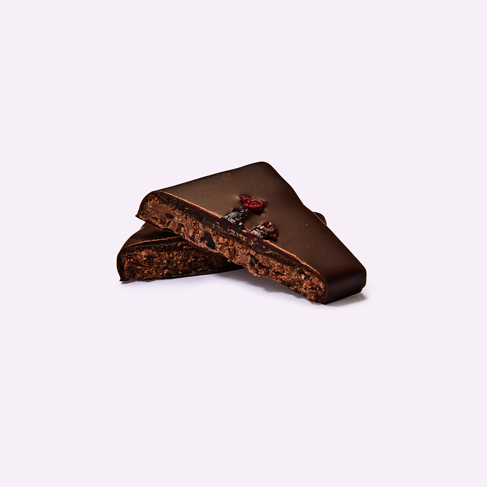 Nut Butter Chocolate Sour Cherry Single – dunkle Schokolade mit Kirschen, weißer Hintergrund – Snack