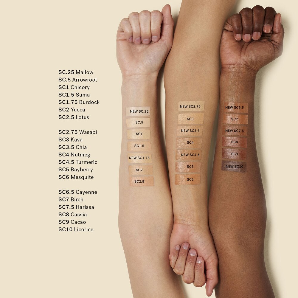 True Skin Serum Concealer – Farbvarianten auf drei Hauttönen getestet, cremige Textur, beige Hintergrund – Concealer