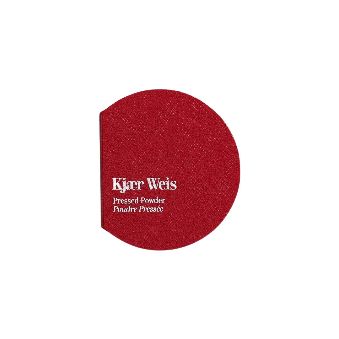 Kjaer Weis Pressed Powder – runder roter Puderdose, weißer Hintergrund – Make-up