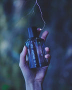 L:A BRUKET No. 334 Blixt Eau de Parfum – dark blue glass bottle with black cap, blue background – perfume