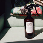 L:A Bruket No. 294 Leinenwasser Hinoki – braune Sprühflasche 1000ml, schwarzer Zerstäuber, grüner Hintergrund – Raumduft