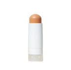 Ein weißer Stick mit hautfarbenem Concealer oder Foundation auf weißem Hintergrund.