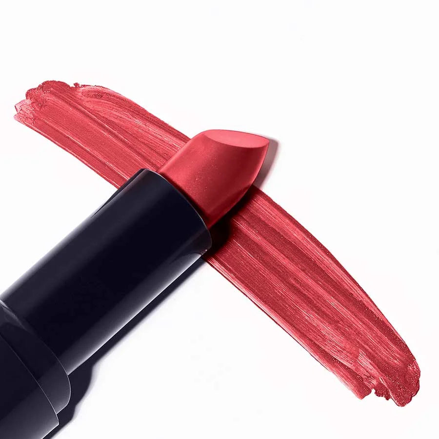 Lipstick 26 Hibiscus – schwarzer Lippenstiftstift, rote Farbe, weißer Hintergrund – Lippenmakeup
