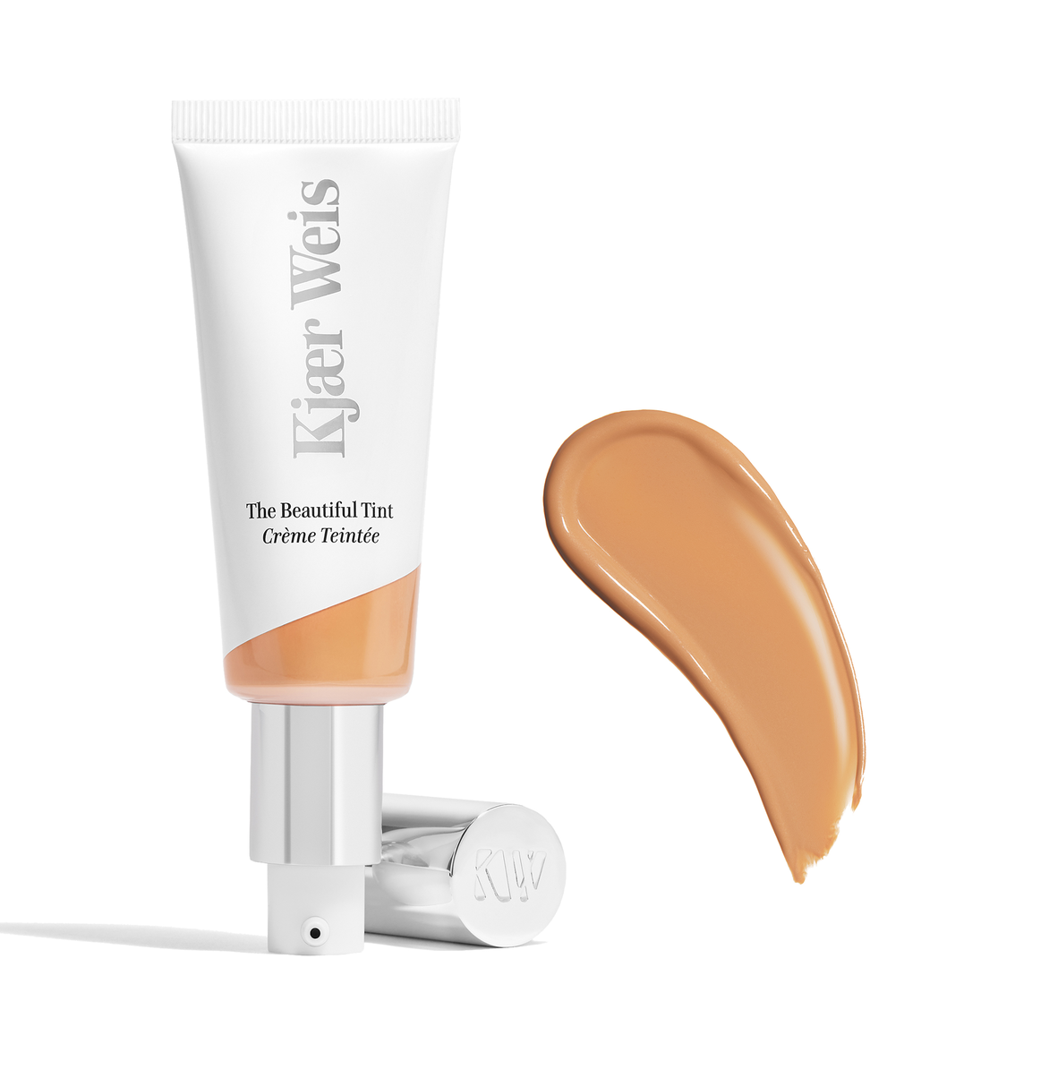 Kjaer Weis The Beautiful Tint Medium 5 – weiße Tube mit silbernem Pumpverschluss, weißer Hintergrund – Make-up