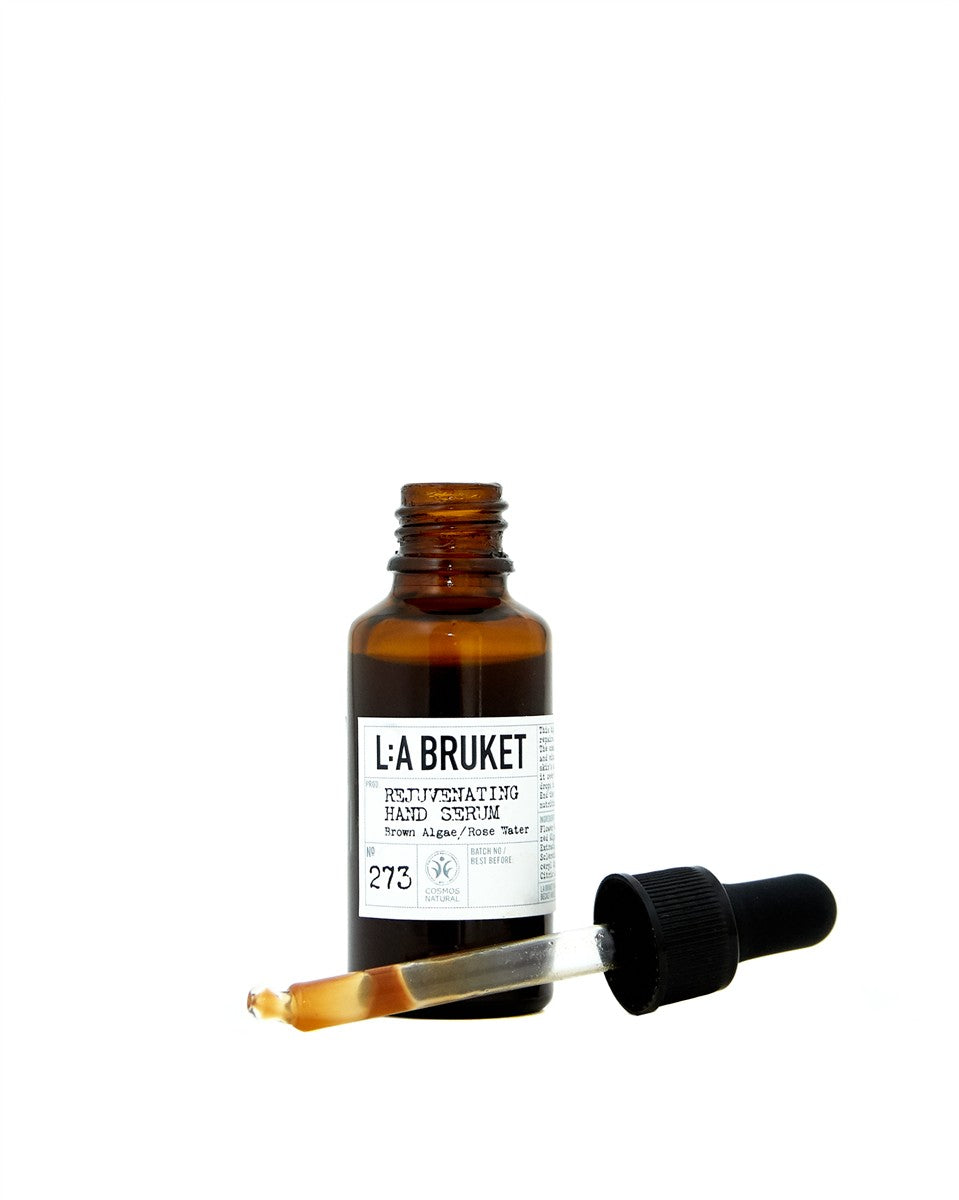 L:A Bruket Nr. 273 Handserum – braunes Glasfläschchen mit Pipette, weißem Etikett und schwarzem Verschluss, weißer Hintergrund – Hautpflege