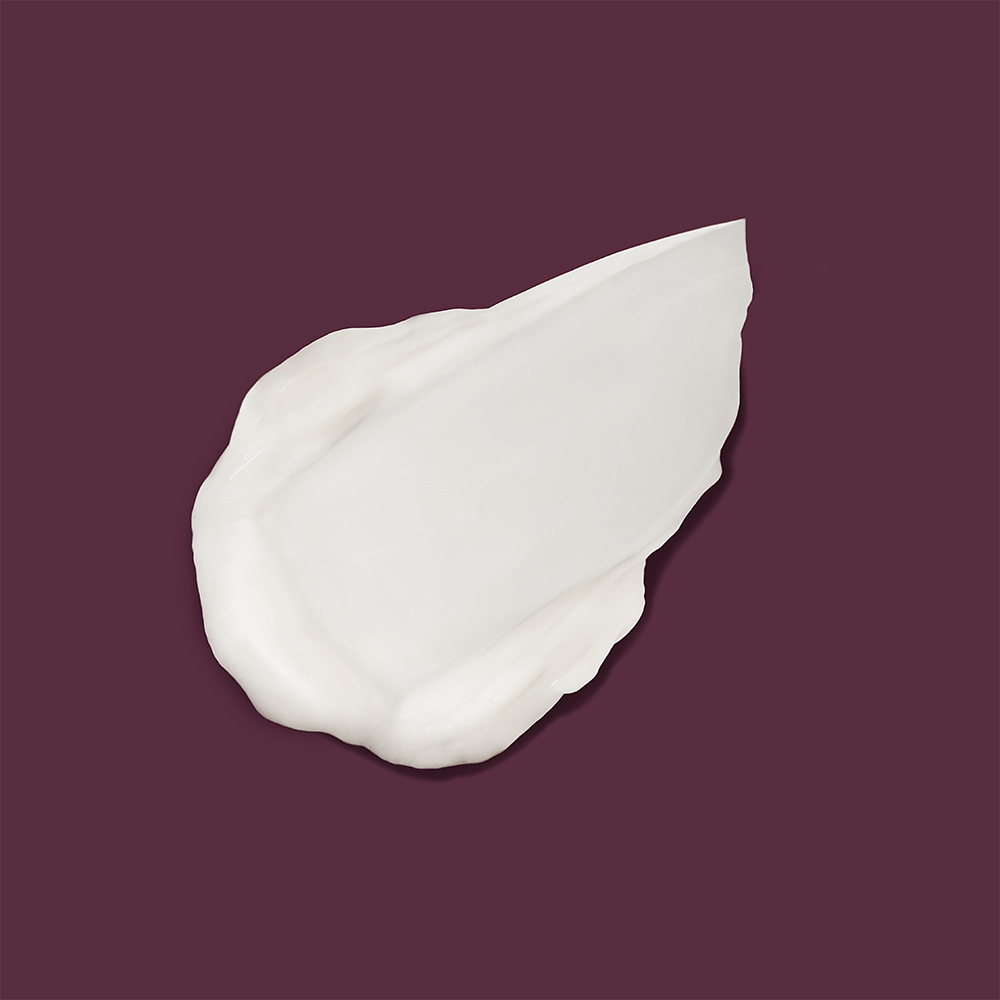 Serenity Smoothing Cream – cremige Textur auf bordeauxrotem Hintergrund – Hautpflege