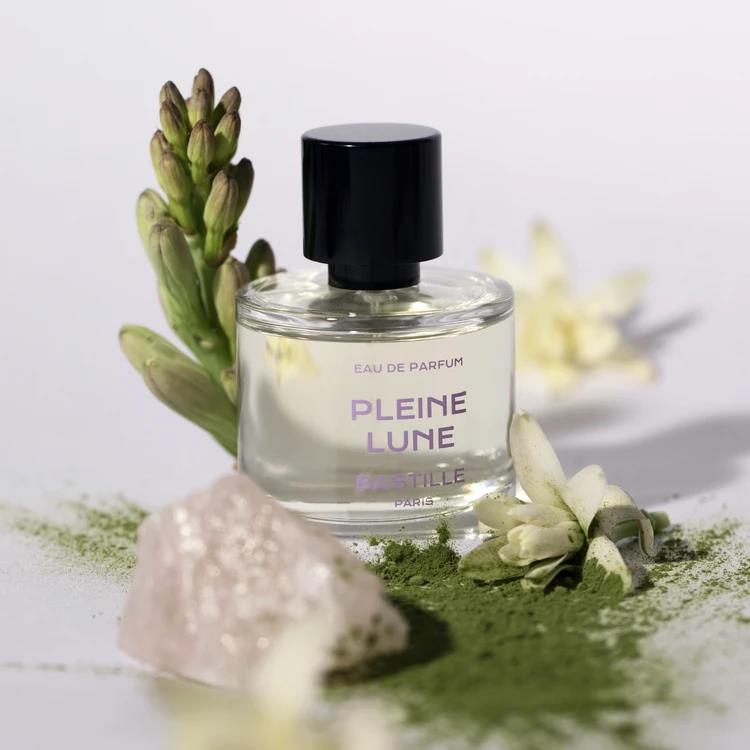 Pleine Lune Eau de Parfum – klares Glasflakon mit schwarzem Deckel, weißem Hintergrund – Parfüm