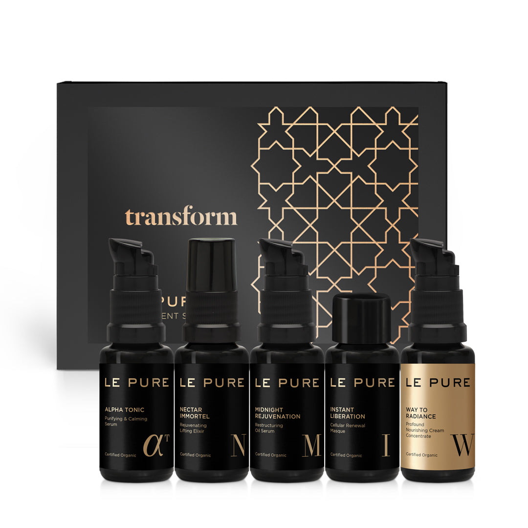 LE PURE Treatment Set Transform – fünf schwarze Fläschchen mit Pumpen, goldene Akzente, schwarzer Hintergrund – Hautpflege