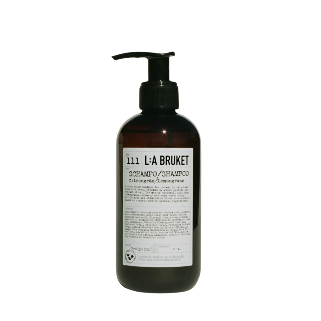 No. 111 L:A BRUKET Shampoo Citrongras – dunkle Flasche mit Pumpverschluss, weißes Etikett, weißer Hintergrund – Haarpflege