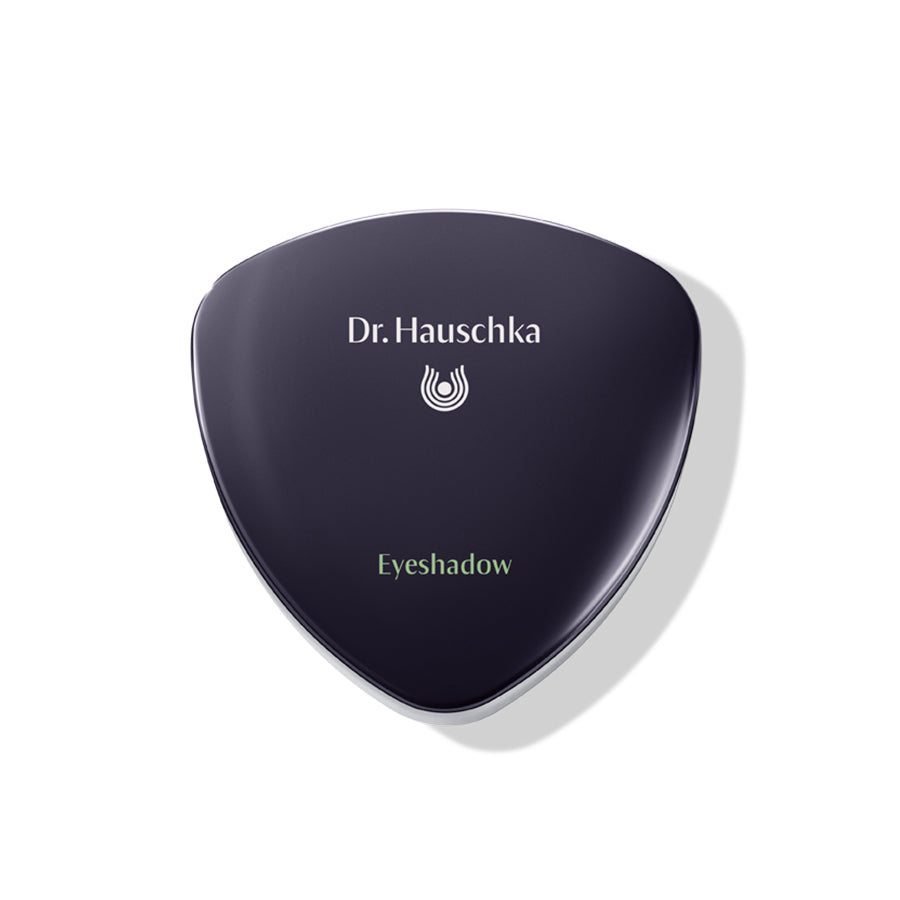 Dr. Hauschka Lidschatten 04 Verdelite – dunkelgrauer Dreieckstiegel, weißer Hintergrund – Augenmake-up