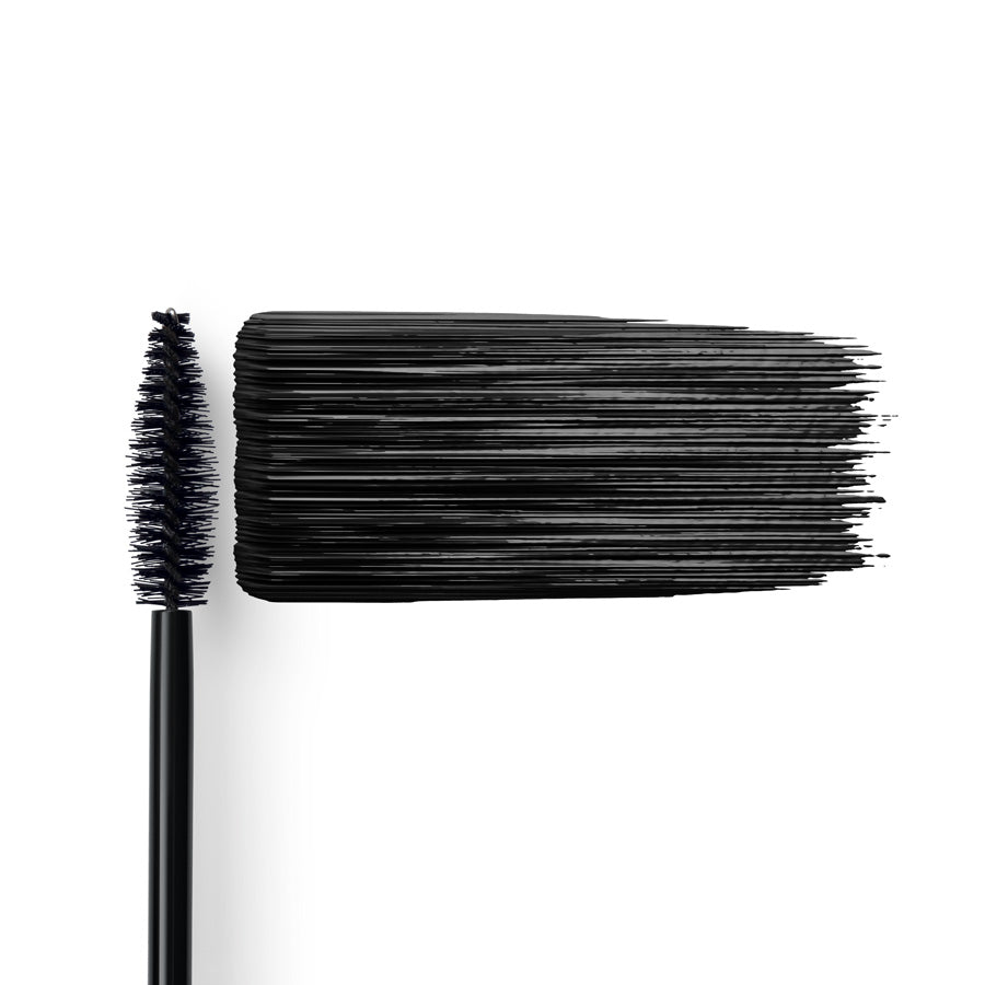 Langanhaltende Mascara 01 Schwarz – schwarzer Wimpernbürstenkopf, schwarze Farbstrichprobe auf weißem Hintergrund – Augenmake-up