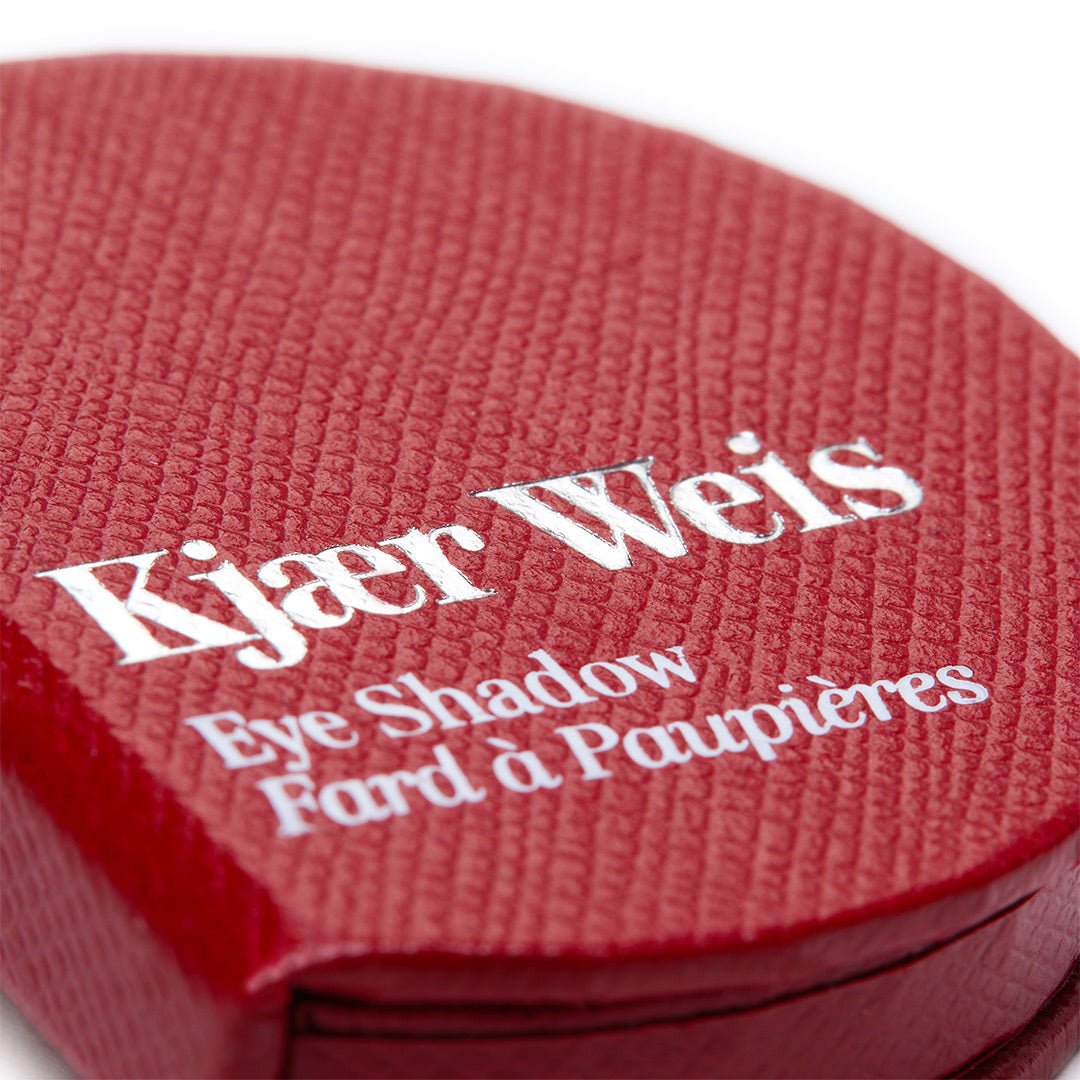 Kjaer Weis Lidschatten – rote Texturverpackung, weißer Schriftzug, weißer Hintergrund – Make-up
