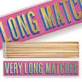 Very Long Matches – rosa Kartonbox mit golden-blauer Schrift, weißer Hintergrund – Dekoartikel
