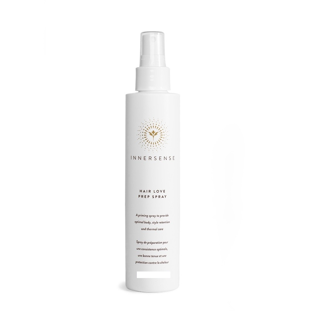 INNERSENSE Hair Love Prep Spray – weißes Sprühfläschchen, weißer Zerstäuber, weißer Hintergrund – Haarpflege