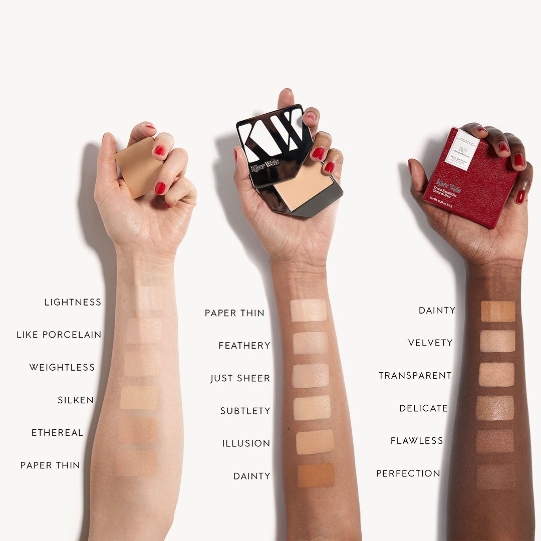 Kjaer Weis Cream Foundation – schwarze und rote quadratische Dose, 8.7 g, weißer Hintergrund – Make-up