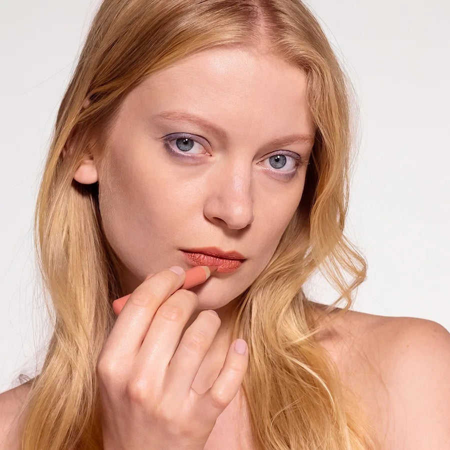 Lip Crayon – nude-farbener Stift, weißer Hintergrund, Model trägt Produkt auf – Lippenmake-up