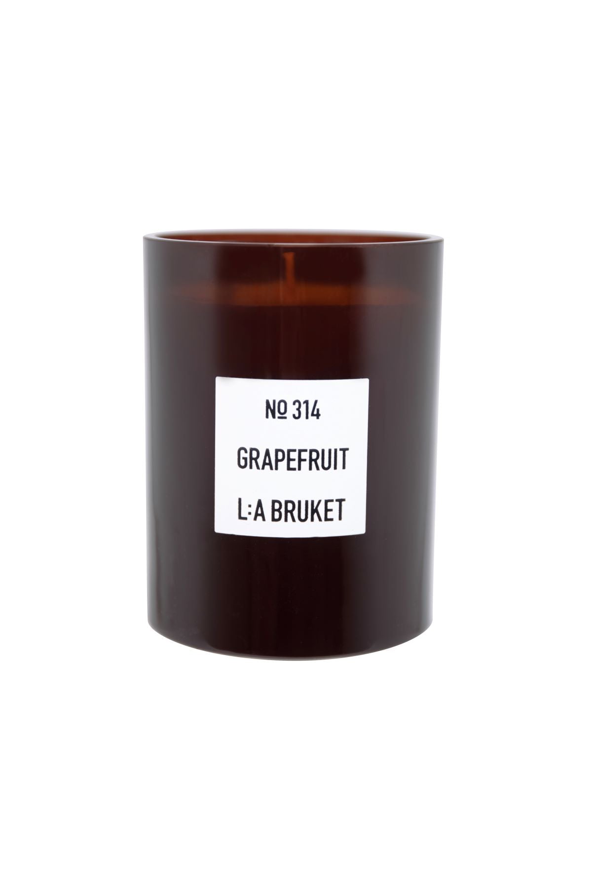 L:A Bruket No. 314 Grapefruit Kerze – braunes Glas, weißes Etikett, 260g, weißer Hintergrund – Duftkerze