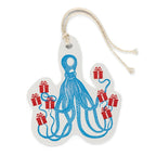 Octopus Geschenkanhänger – blauer Tintenfisch mit roten Geschenken, weißer Hintergrund – Geschenkdekoration
