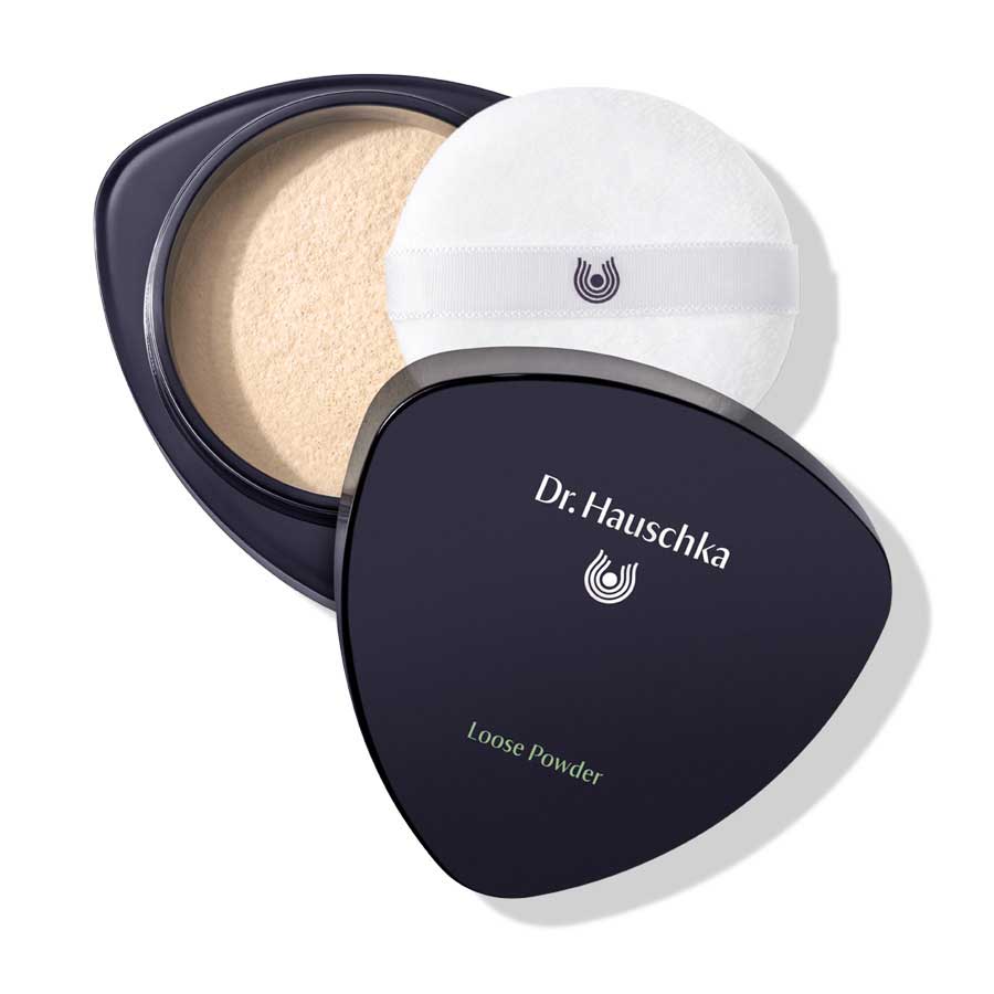 Dr. Hauschka Loose Powder 00 Translucent – schwarze Dose, weißer Puderpuff, weißer Hintergrund – Make-up