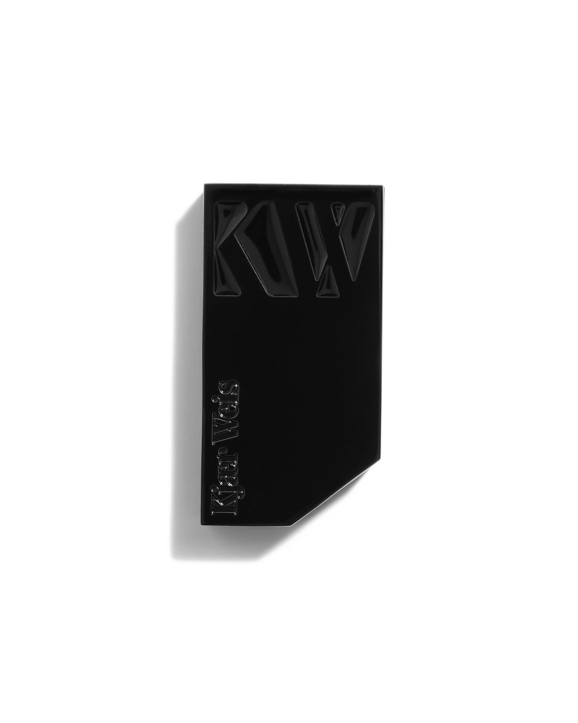 Kjaer Weis Lippenbalsam – schwarzer Metallkasten, weißer Hintergrund – Lippenpflege