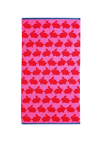 Kissing Rabbits Bio-Baumwollhandtuch – pink mit roten Hasen, blauer Rand, weißer Hintergrund – Badetuch