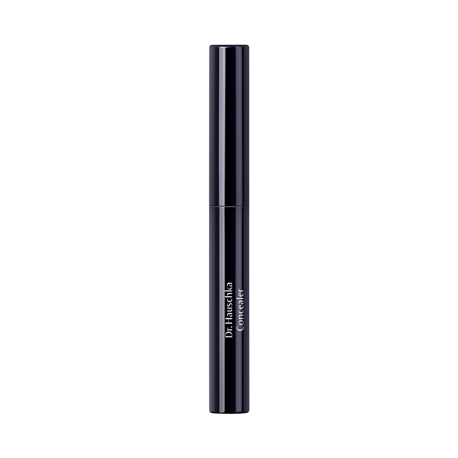 Dr. Hauschka Concealer 02 Chestnut – schwarzer Tube, glänzender Deckel, weißer Hintergrund – Make-up