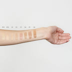 Foundation 04 Hazelnut – Farbprobe auf Unterarm, neutraler Hintergrund – Make-up