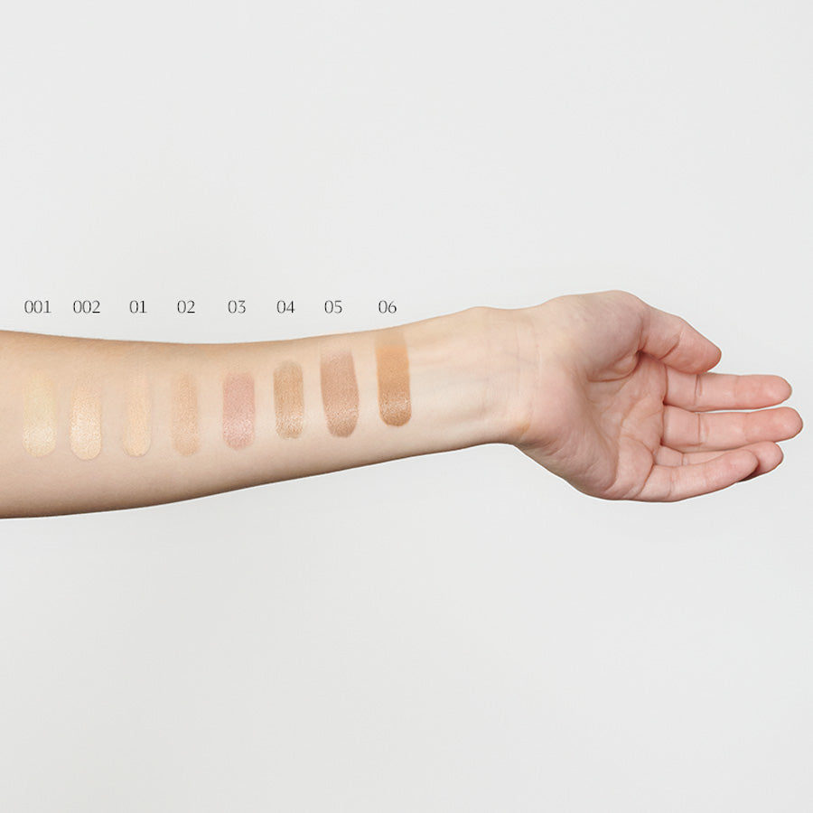 Foundation 04 Hazelnut – Farbprobe auf Unterarm, neutraler Hintergrund – Make-up