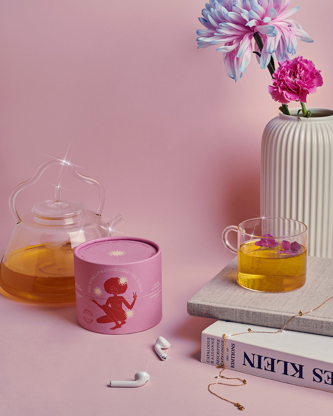 She Woke Up and Conquered the World Green Tea – rosa Zylinderpackung, rosafarbener Hintergrund – Hautpflege