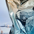 Silberner Beutel von Agent Nateur & Dr. Will Cole Holi(mane) Marine Collagen für die Hautpflege.